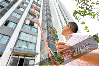 昨日,楼下住户展示从楼上扔下来的螺丝刀、叉棍等物品。