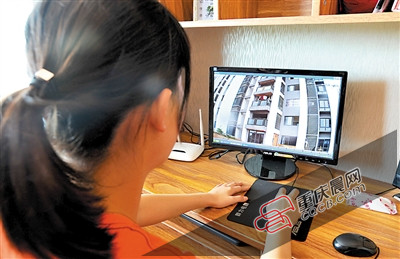 曹女士家通过摄像头进行监控,预防楼上住户乱扔垃圾。 重庆晨报记者 甘侠义 摄