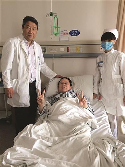 医生给病人做手术时突发重病 忍“撕心之痛”坚持手术