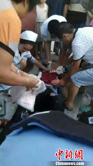 医务人员在抢救命悬一线的受伤民警杜子成 图据网友 摄