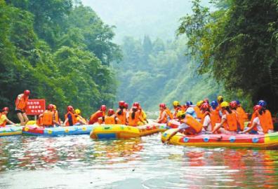 什邡红峡谷万人漂流。唐金龙 摄