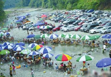 避暑游客挤爆都江堰虹口。朱建国摄