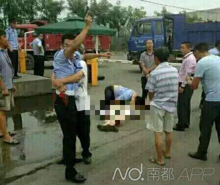 陕西勉县民警处置堵门事件 使用枪械致一人受伤