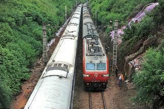 8月2日和3日，陇海铁路窑村-临潼段连续两次出现泥石流漫道情况，导致列车无法正常通行。经过紧急抢修，4日上午11时51分，陇海线开始限速通行。