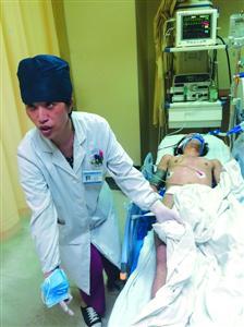 高尔夫球场姐弟俩突遭雷击 两人均呈弯腰状