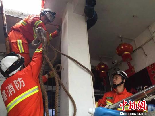 福建消防官兵全力以赴抗击台风&ldquo;苏迪罗&rdquo;