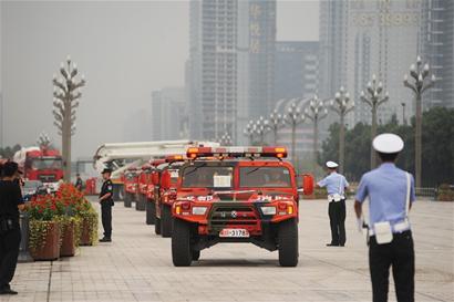 荷枪实弹赶地铁