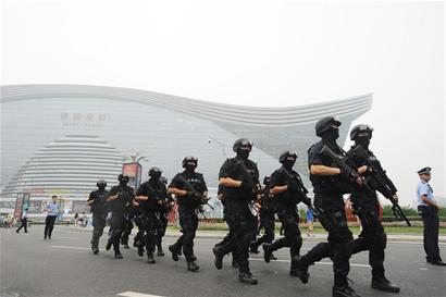 荷枪实弹赶地铁