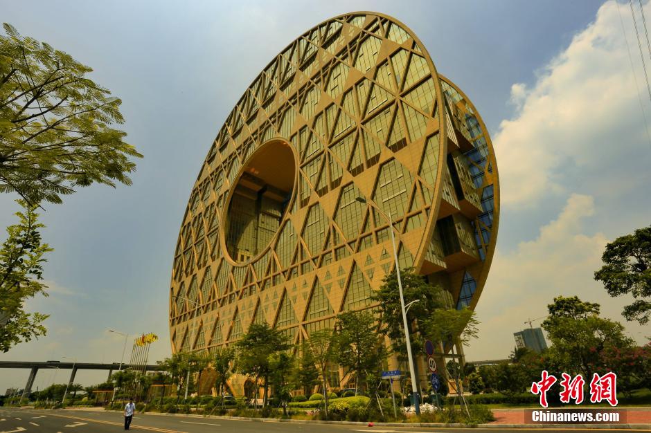 广东土豪金“圆圈”大厦投入使用 为全球最大圆建筑