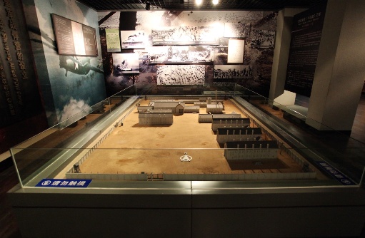 11日上午，人民网记者、网友一行来到沈阳二战盟军战俘营旧址陈列馆参观采访。图为陈列馆内展出的战俘营建筑还原沙盘，分布着战俘生活区、战俘工厂等不同功能区。（周鹏 摄）