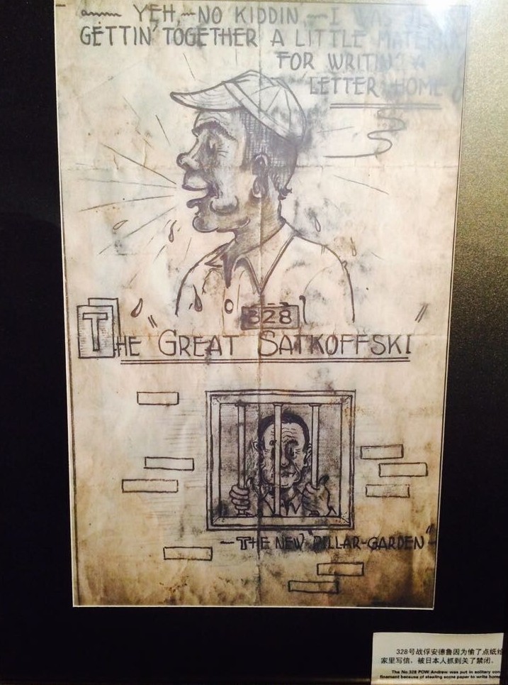 11日上午，人民网记者、网友一行来到沈阳二战盟军战俘营旧址陈列馆参观采访。图为盟军战俘绘制的漫画，反映了328号战俘因为偷了点纸给家里写信，被日本人抓到关了禁闭。（陆加杰 摄）