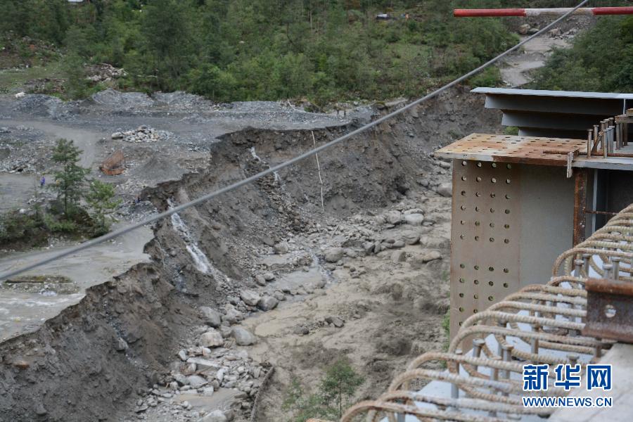 （新华网）（1）川藏公路西藏林芝境内一钢便桥被山洪冲毁致交通中断 