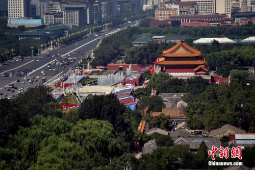 8月18日，天安门城楼下搭建的临时阅兵观礼台目前已基本完工。<a target='_blank' href='http://www.chinanews.com/' ><p  align=