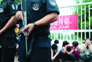 民警将大批涉嫌参与非法传销的人员控制,准备带走进行进一步审查