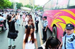 传销人员被分批用大巴车带走