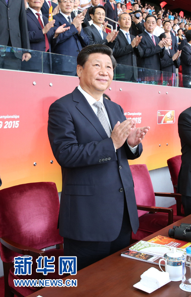8月22日，国家主席习近平在国家体育场出席2015年北京国际田联世界田径锦标赛开幕式并宣布锦标赛开幕。 新华社记者 黄敬文 摄