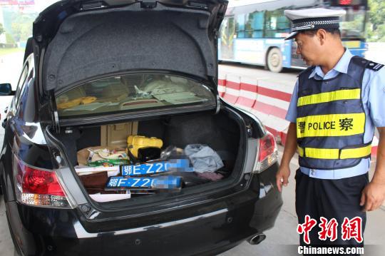 交警在车辆后备箱发现车牌周旭韬摄