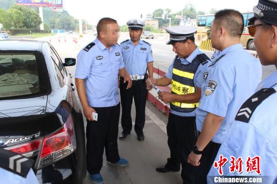 假冒警察男子（左一）下车接受检查周旭韬摄