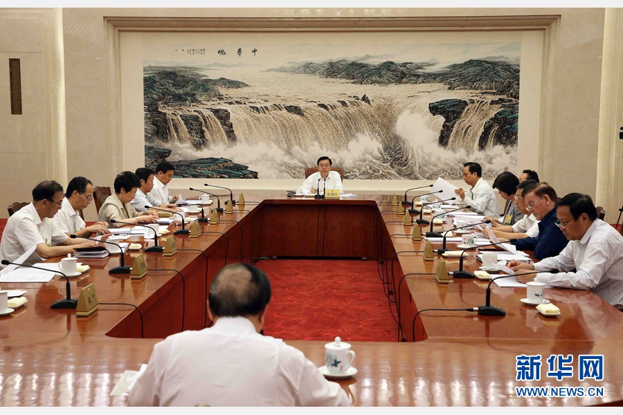 8月27日，十二届全国人大常委会第五十三次委员长会议在北京人民大会堂举行，张德江委员长主持。 新华社记者 刘卫兵 摄