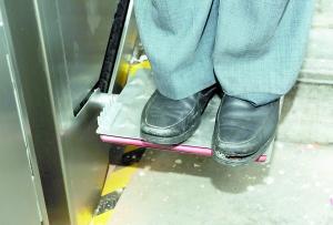 广州一老楼装&ldquo;楼道电梯&rdquo; 上层楼20秒(图)