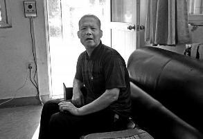 杨凌示范区杨陵区李台街办进行拆迁改造时,李台村64岁的刘仁成家被拆迁后,不但没给他分房,而且也没给拆迁补偿款,原因是他是五保户,拆迁后住进了杨凌社会福利院。