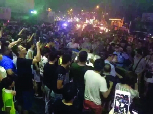 30日凌晨，炒饭摊老板刚赶到，就被蜂拥而至的市民围住