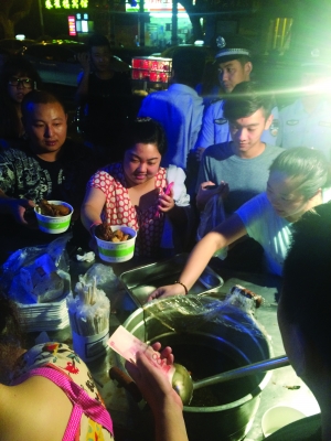 没有炒饭，市民疯抢卤菜