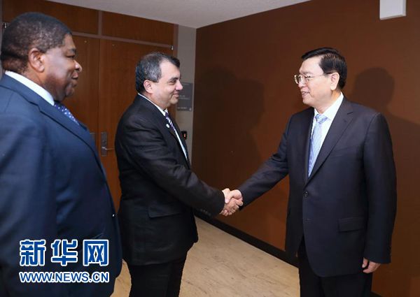 8月31日，全国人大常委会委员长张德江在纽约联合国总部出席当天开幕的第四次世界议长大会，并作题为《倾听人民呼声，建设更加公正民主的世界》的发言。这是8月30日，张德江在联合国大厦会见议联主席乔杜里（中）、秘书长纯贡。新华社记者 鞠鹏 摄