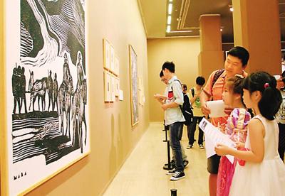 图为小朋友们在中国美术馆参观纪念抗战胜利主题展览。