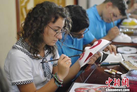 22名外国留学生的开学第一课：画中国京剧脸谱（图）