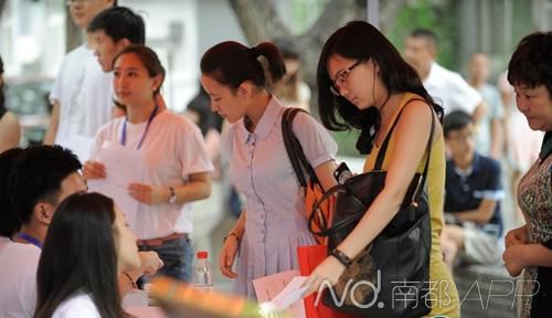 大学生月生活费20年涨10倍 贫富差距扩大