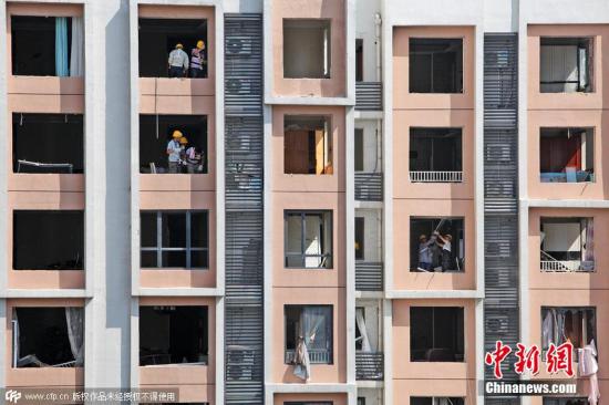 8月28日消息,离瑞海物流爆炸点位最近的四个受灾小区已经开始全面启动房屋维修工作。据施工方中建六局介绍,目前海港城、启航嘉园两个小区已经进入2000名维修工人,昼夜奋战维修受损门窗,减少居民的损失,并尽快将房屋恢复。CFP视觉中国