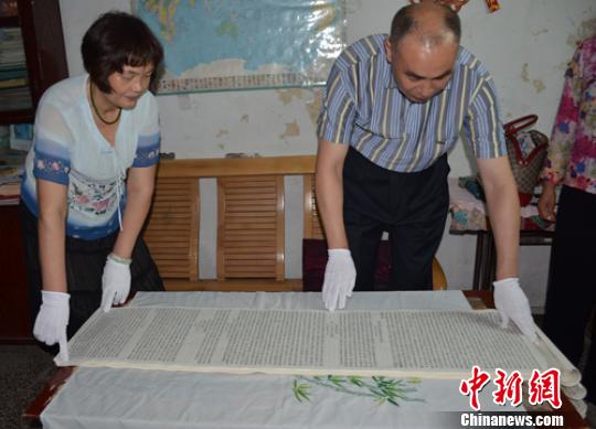 男子抄写168米长《毛泽东文集》献礼抗战纪念