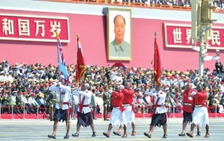      斐济代表队通过天安门广场。京华时报记者王海欣摄