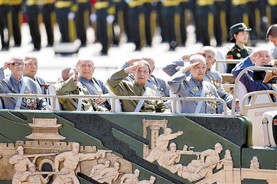 图为昨日，中国人民抗日战争暨世界反法西斯战争胜利70周年纪念大会隆重举行。这是抗战老兵乘车方队。