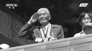 天安门城楼上,史保东一直在敬礼,让人动容 视频截图