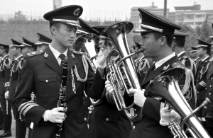 马志磊(左一)和战友校音