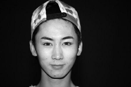 反串是指演员扮演不同于自身性别角色。在封建社会,女人不能登台表演,所以古代开始就有反串这一形式。现代电影中也有很多反串,像林青霞反串东方不败、赵薇在《花木兰》里的反串、张国荣的男旦扮相……古都西安也有一些反串演员,其中有一位比较特殊,他白天为五湖四海的游客表演,晚上为四面八方的市民演出,而且还怀揣着戏曲梦想,他就是23岁的夏旭。