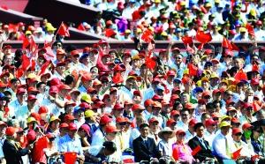 阅兵现场市民几度落泪军烈属一家&ldquo;抓阄&rdquo;观礼