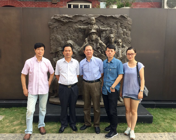 犹太女孩剧组纪念日再访上海犹太难民纪念馆