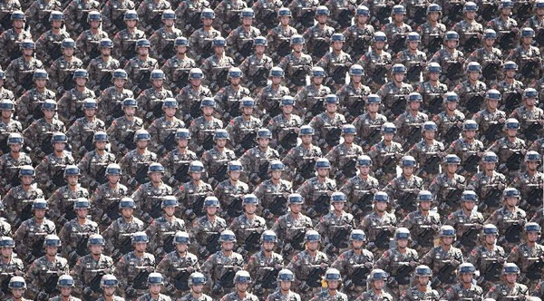 9月3日，中国人民抗日战争暨世界反法西斯战争胜利70周年纪念大会在北京隆重举行。这是徒步方队接受检阅。