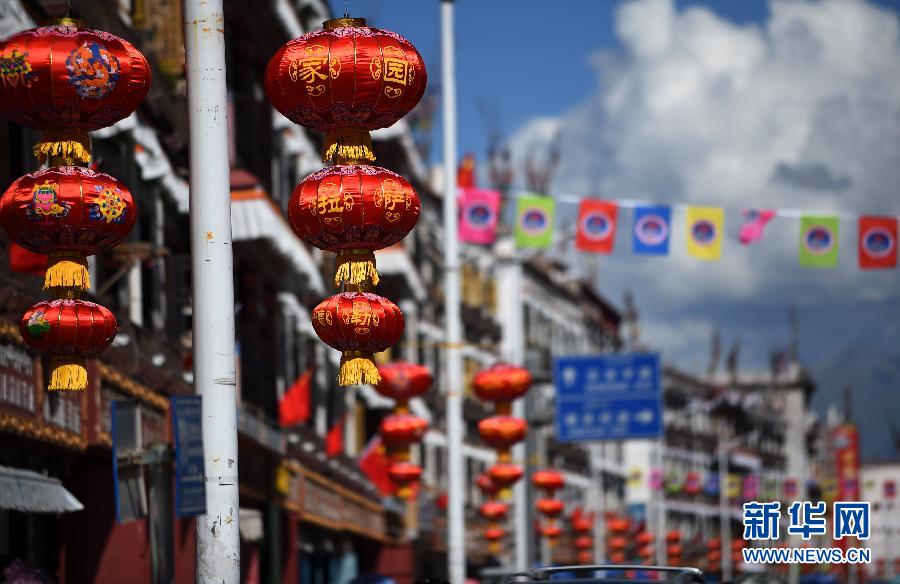 （西藏50年）（2）拉萨：大庆气氛浓