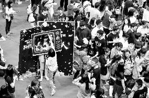 北大首提精神支持贫困生 校长追着新生要合影