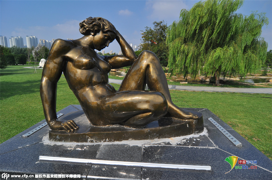 山东临沂：山寨世界著名雕塑扎堆引热议