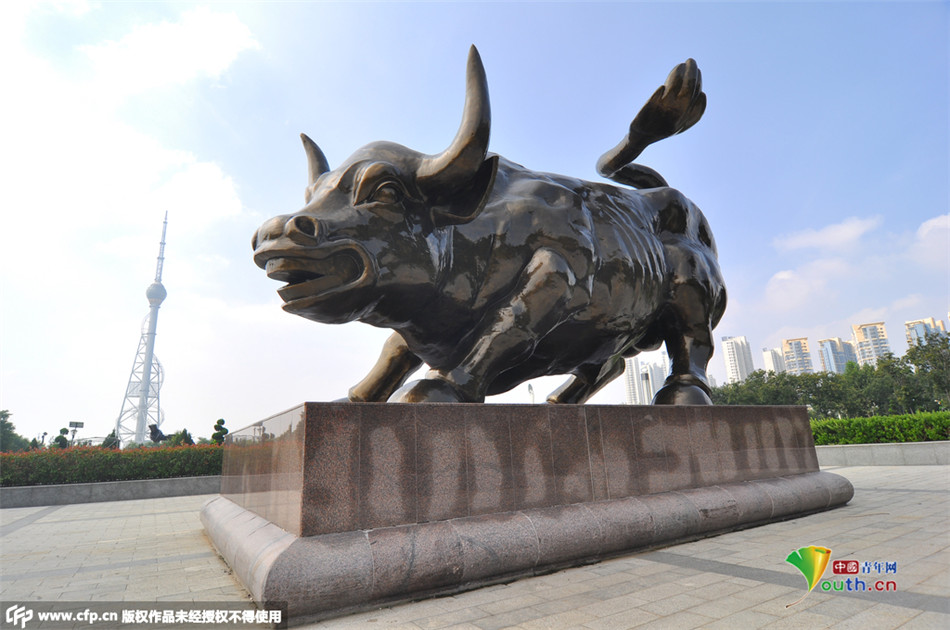 山东临沂：山寨世界著名雕塑扎堆引热议