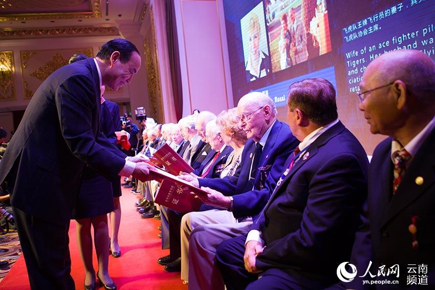 昆明市市长李文荣向美国二战老兵颁发“昆明市荣誉市民”证书。(人民网 李发兴 摄)