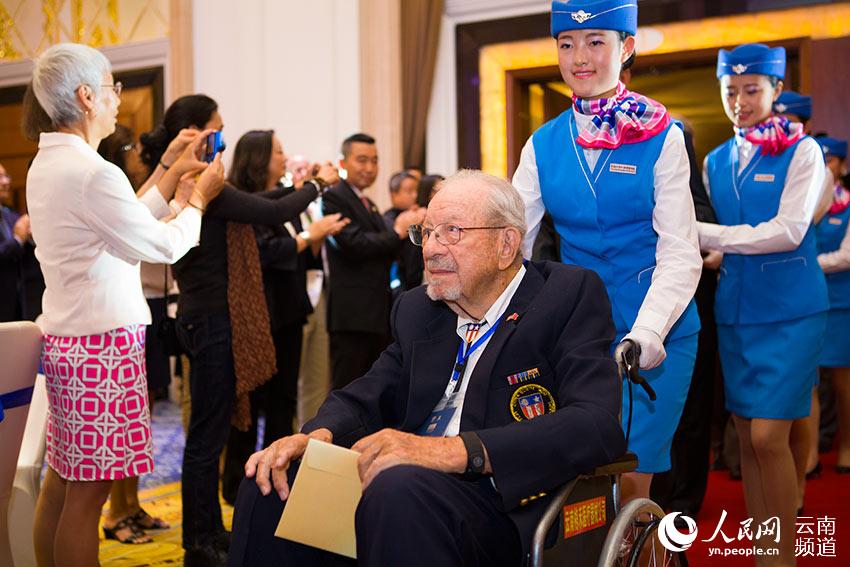 15位美国二战老兵及两位老兵遗属获得&ldquo;昆明市荣誉市民&rdquo;称号。（人民网 李发兴  摄）