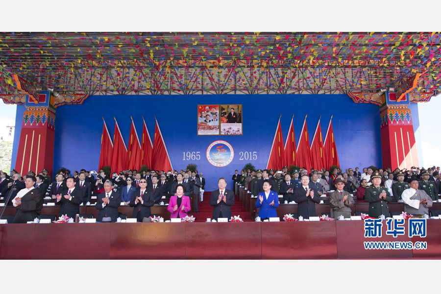 9月8日，西藏干部群众约2万人欢聚拉萨市布达拉宫广场，热烈庆祝西藏自治区成立50周年。中共中央总书记、国家主席、中央军委主席习近平在贺匾上题词“加强民族团结建设美丽西藏”。中共中央政治局常委、全国政协主席、中央代表团团长俞正声出席庆祝大会并讲话。 
