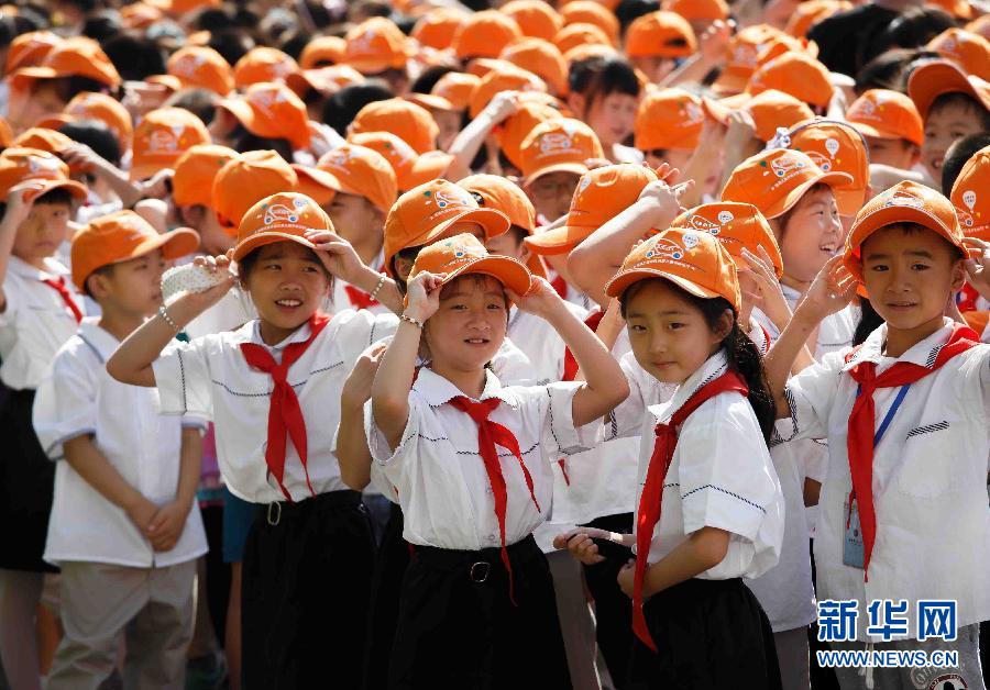 #（晚报）（1）江苏南通：万顶&ldquo;安全童行&rdquo;小黄帽进校园