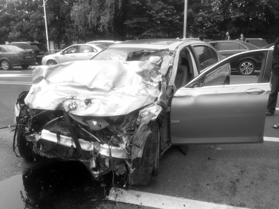 6月20日，江苏南京，宝马轿车撞击马自达2轿车后，马自达轿车撕裂，一男一女飞出后死亡。图/东方IC